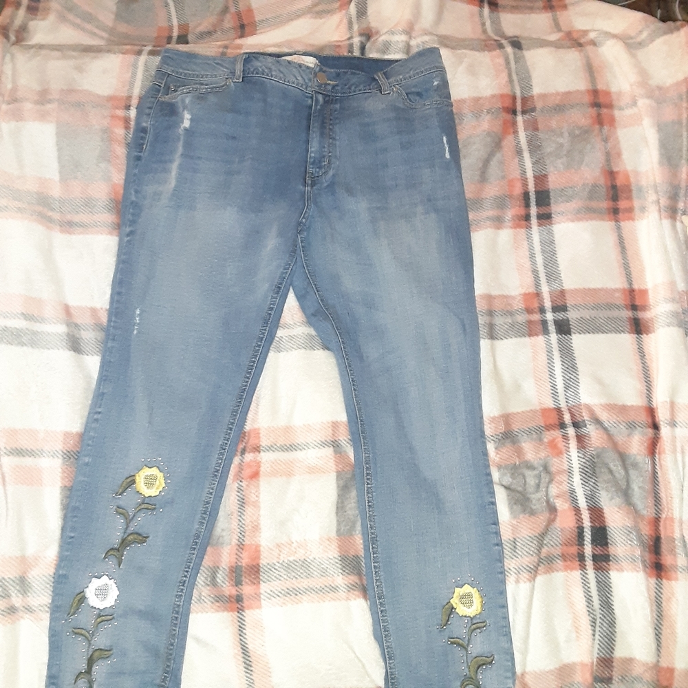 Embroidered Flower Skinny Jeans